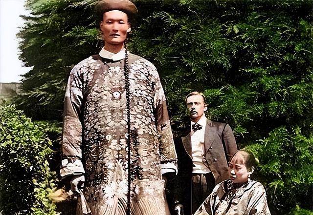 原创清朝的巨人身高319米娶英国女子儿子回乡探亲被扫地出门