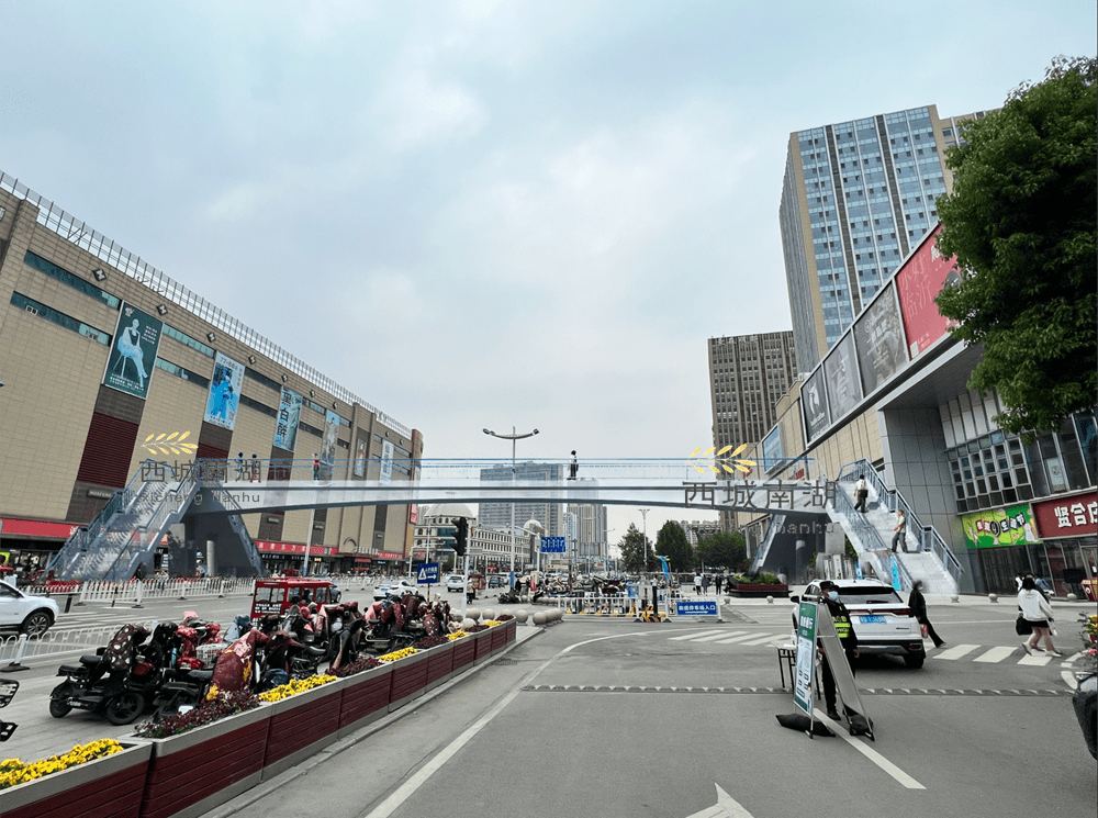 人气爆满造成交通拥堵临沂网红商场将建过街天桥