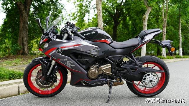 外观设计国产中排量跑车开卷已经是不争的事实,赛400作为钱江的参战