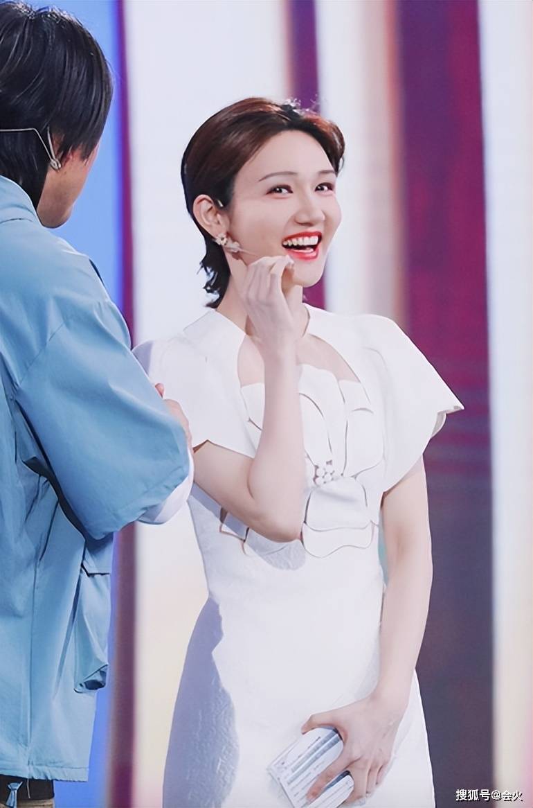 原创央视龙洋现身公园踏青穿裙子炫长腿小蛮腰坐石凳上看书好惬意