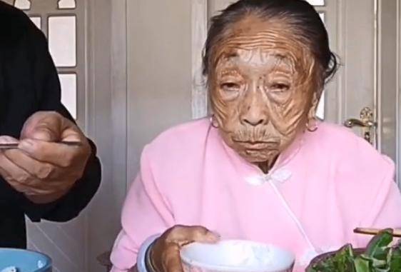 85歲馬玉琴吃饅頭泡水李玉成一臉自豪網友誰給你的勇氣