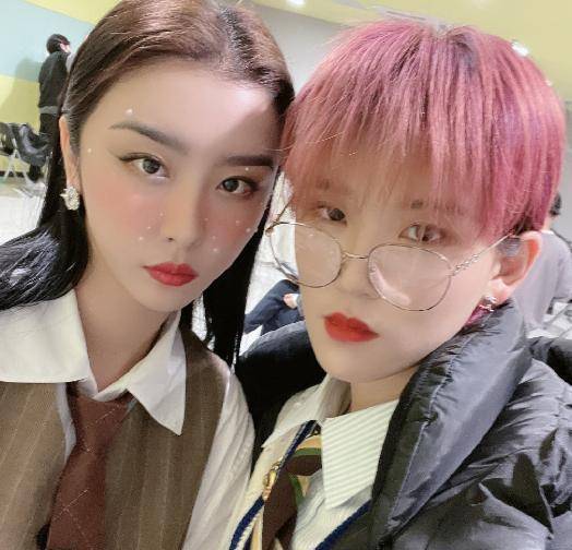 陆柯燃晒the9合照,和别人拍是正经脸,唯独和她活泼得像个孩子_组合