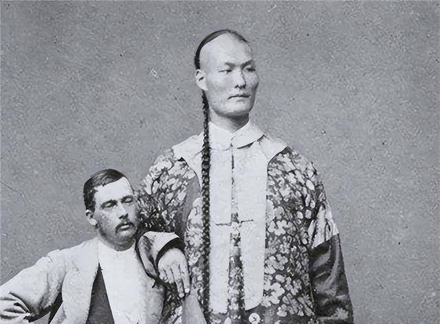 原创清朝的巨人身高319米娶英国女子儿子回乡探亲被扫地出门