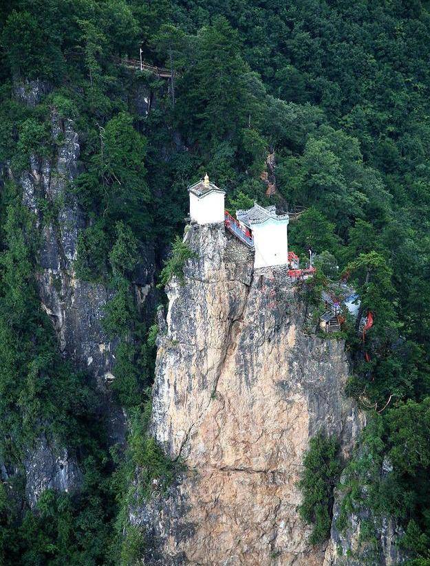 陕西的这座房子，屹立于1665米悬崖边，靠4根柱子历经500年不倒