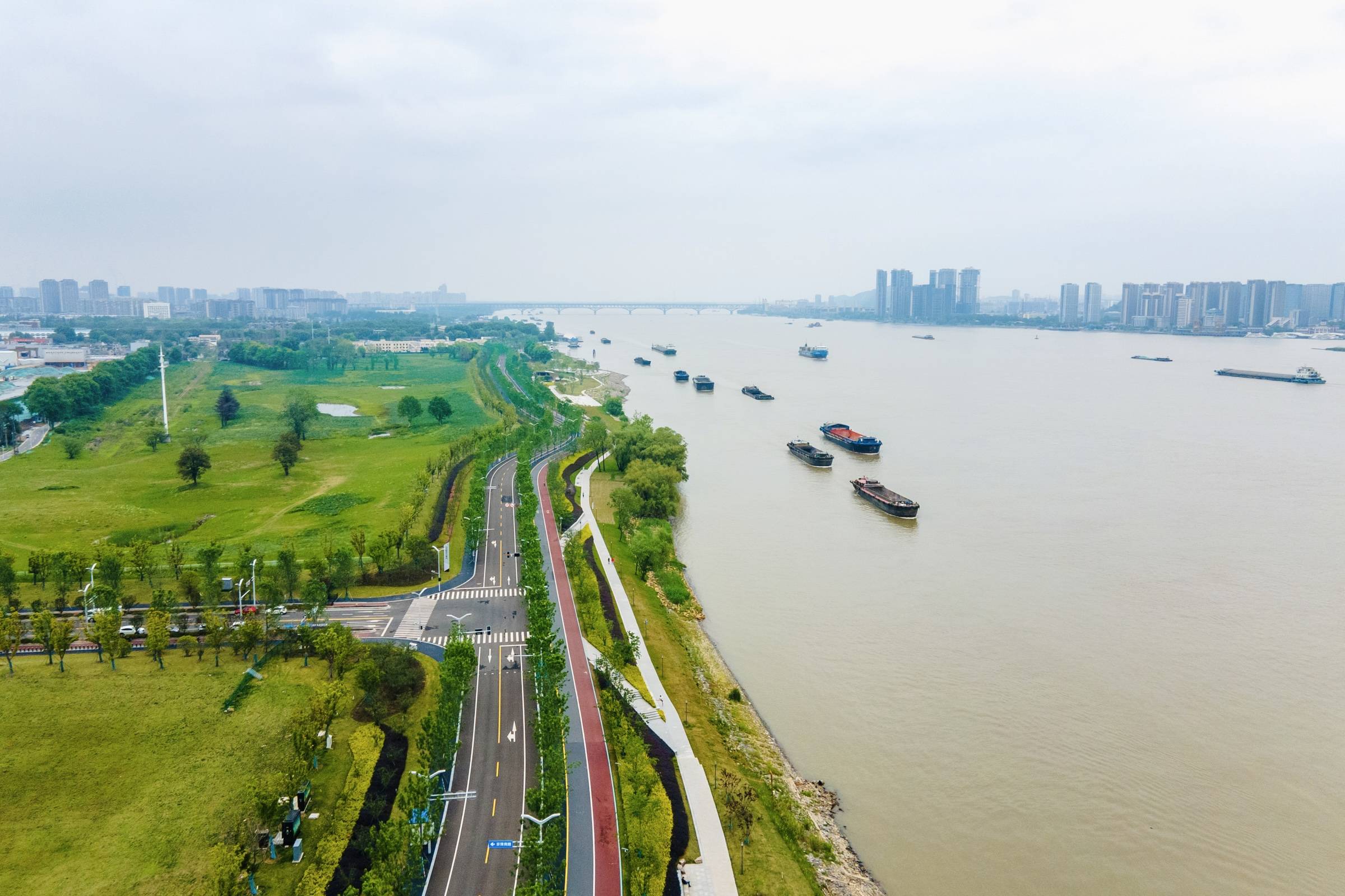 南京江北新区滨江步道,扬子江风光旖旎,核心区地标建筑古今交融_浦口