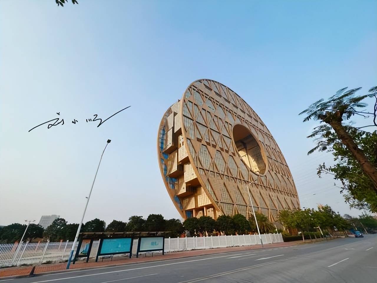 广州这个地标建筑，外形奇特引争议，还有人把它评为“中国最丑”