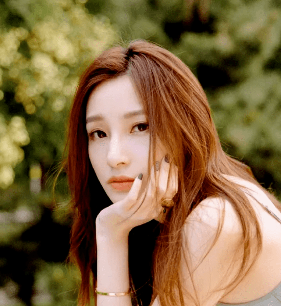 原创当红女主播马凡舒身穿黄色v领长裙雪肤玉貌美若天仙