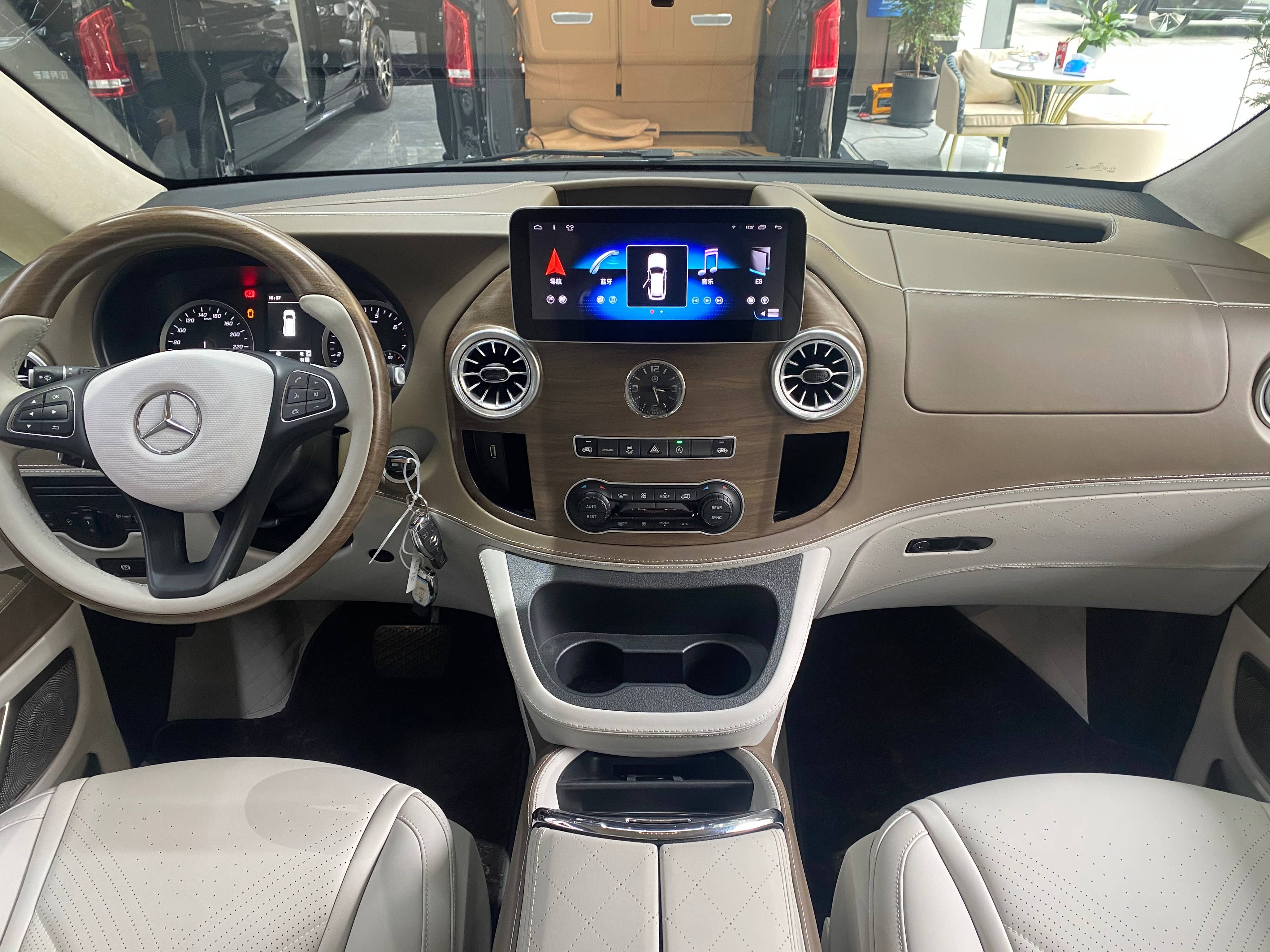 前脸进行了迈巴赫同款包围的升级,超大的进气格栅和奔驰标的加入,更显