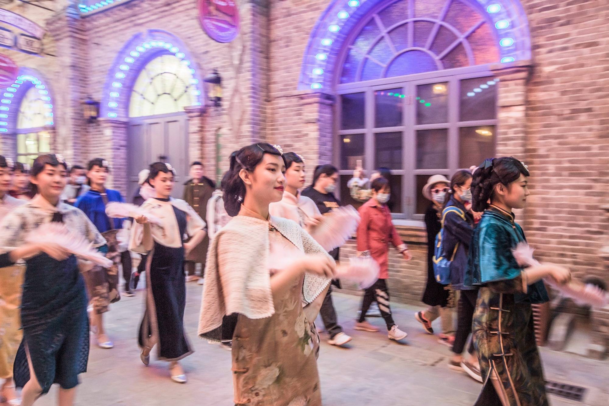 夜晚降临,走入旧时夜总会,上世纪20,30年代的乐曲充满各个角落,人们