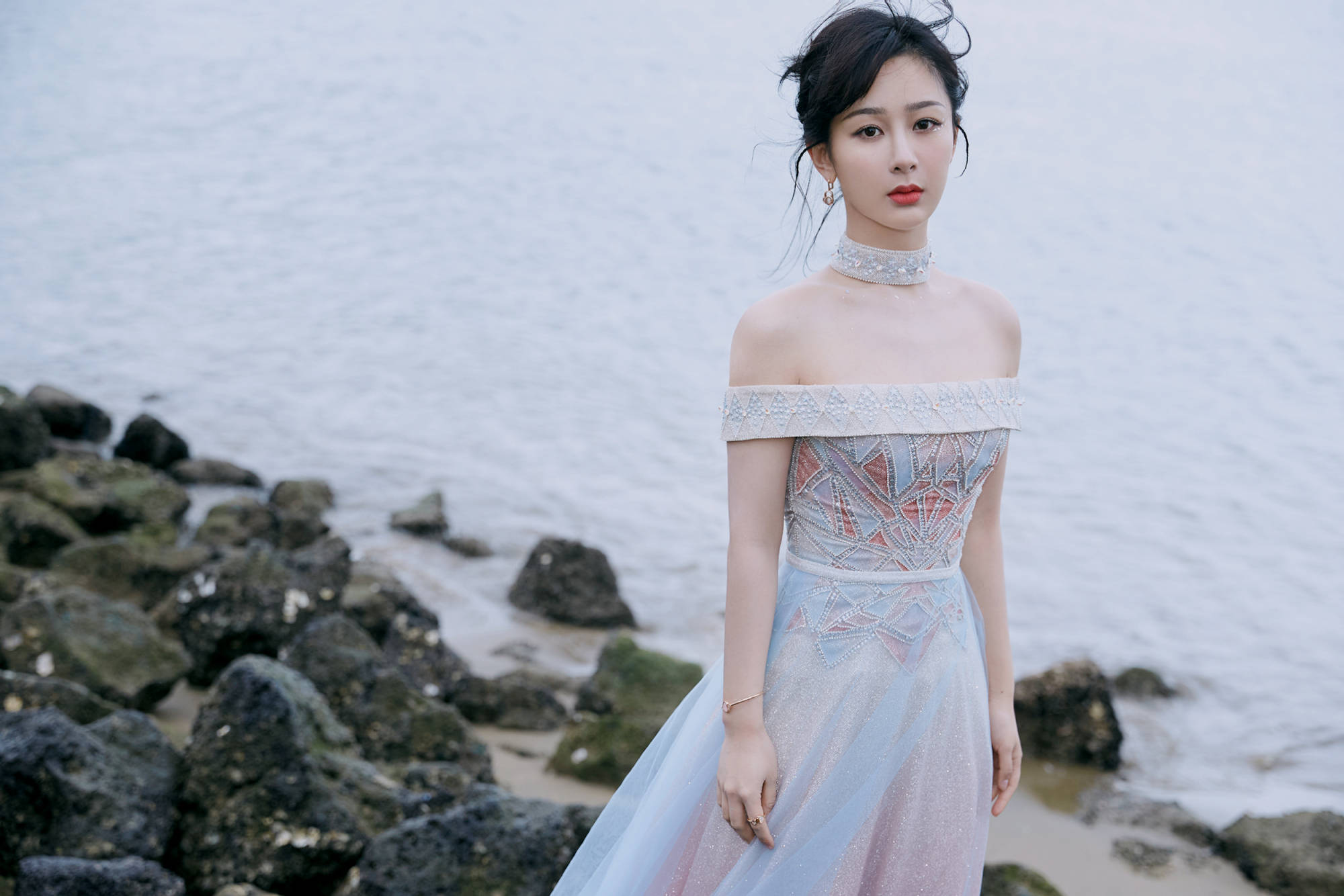 这一条长裙的上衣部分是十分修身的设计,将杨紫性感的身材曲线展现得