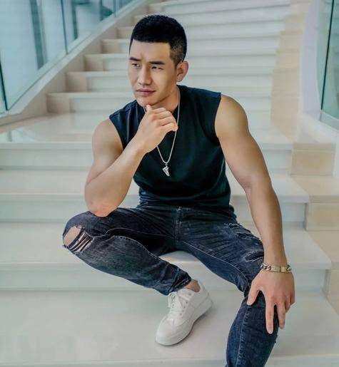 子哥"再陷争议,称将花5亿给父母盖别墅,网友:看你几时凉_盖栋_谢孟伟