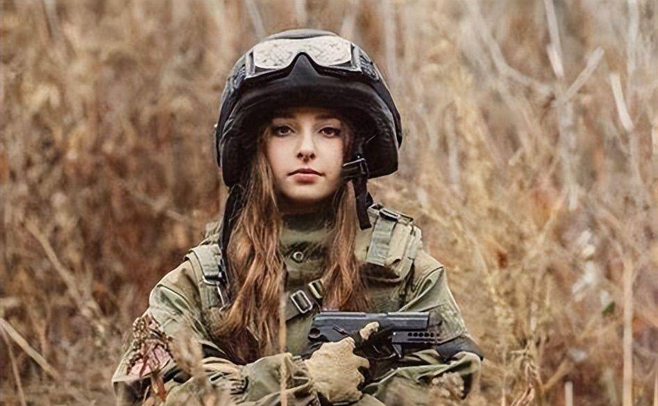 俄28岁漂亮"女兵"走红,被网友误以为是乌克兰人,"太完美了"_德利吉