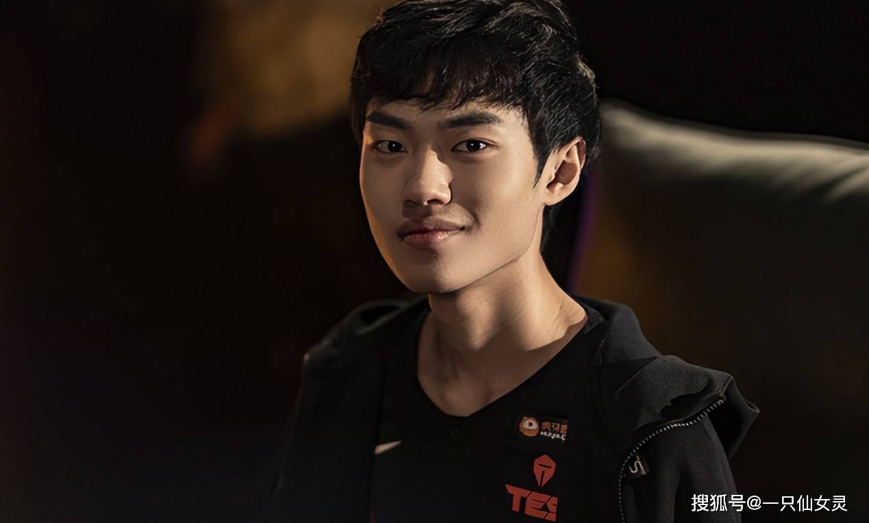 knight左手是一位成名已久的国产中单,打职业到现在基本上没什么黑料