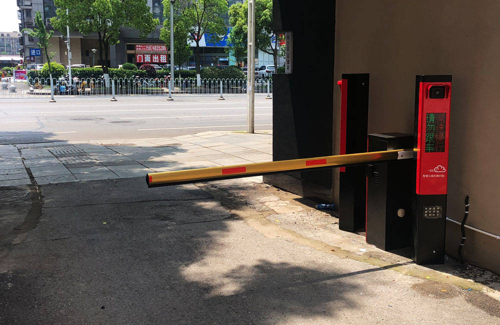 湖南长沙朵兰大酒店停车场系统快速道闸应用案例