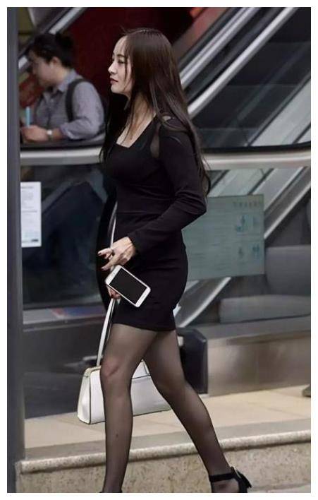 美女街拍:韵味十足的紧身裙小姐姐,高挑又漂亮,尽显女神范!