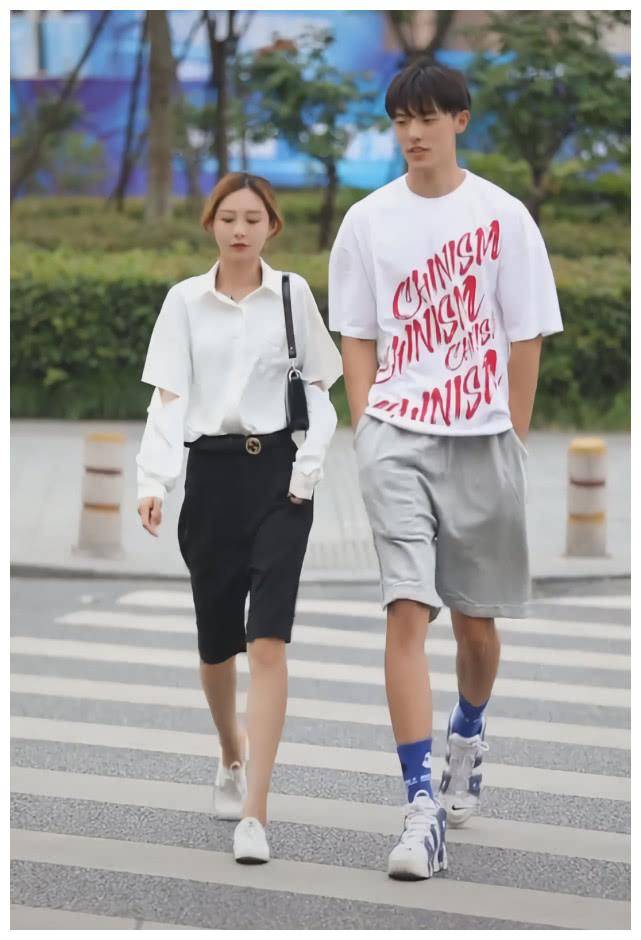 原创男女同穿5分裤男闺蜜袜子是美女的10倍腿却更长个高任性