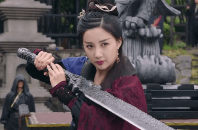 《倚天屠龙记》的核心是倚天剑屠龙刀,这两把武器由郭靖黄蓉用玄铁