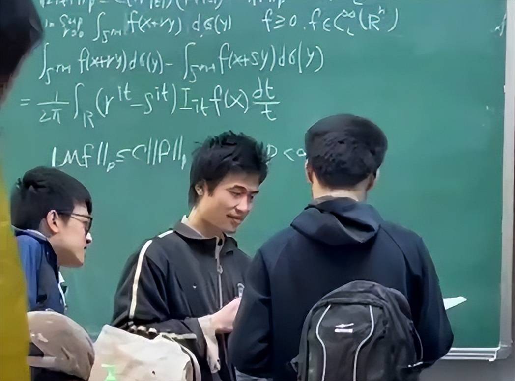 原创北大韦东奕讲课水平精进课堂上状元云集答疑时还露出迷之微笑
