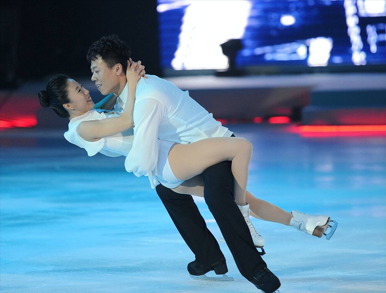 冰上伉俪赵宏博申雪是兄妹也是夫妻退役后现状如何