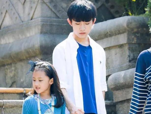 当时他牵手的那个女孩是果果,饰演者名叫"张婉儿",虽说年纪并不大,但