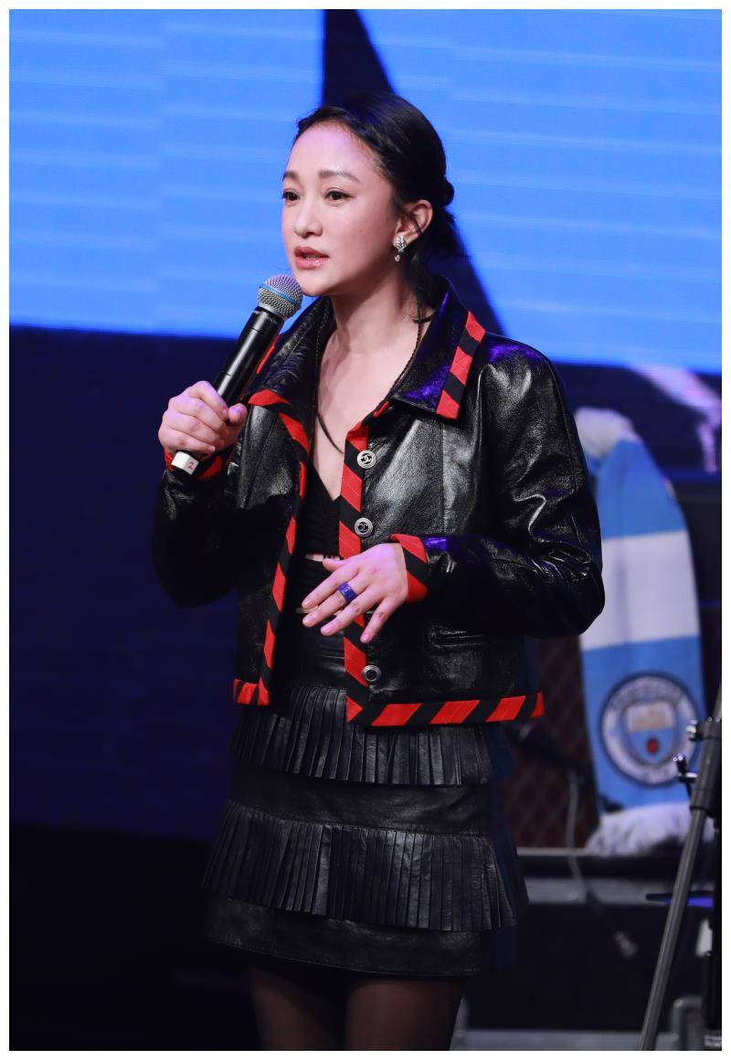 周迅穿皮衣玩摇滚有模有样,搭流苏裙又美又飒,盘发造型灵气不减
