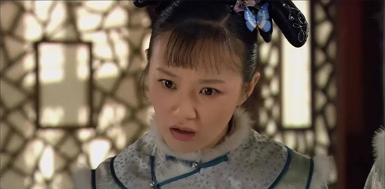 甄嬛派人去打听安陵容有没有被选中时,派了房中小丫鬟玢儿去做,并没有