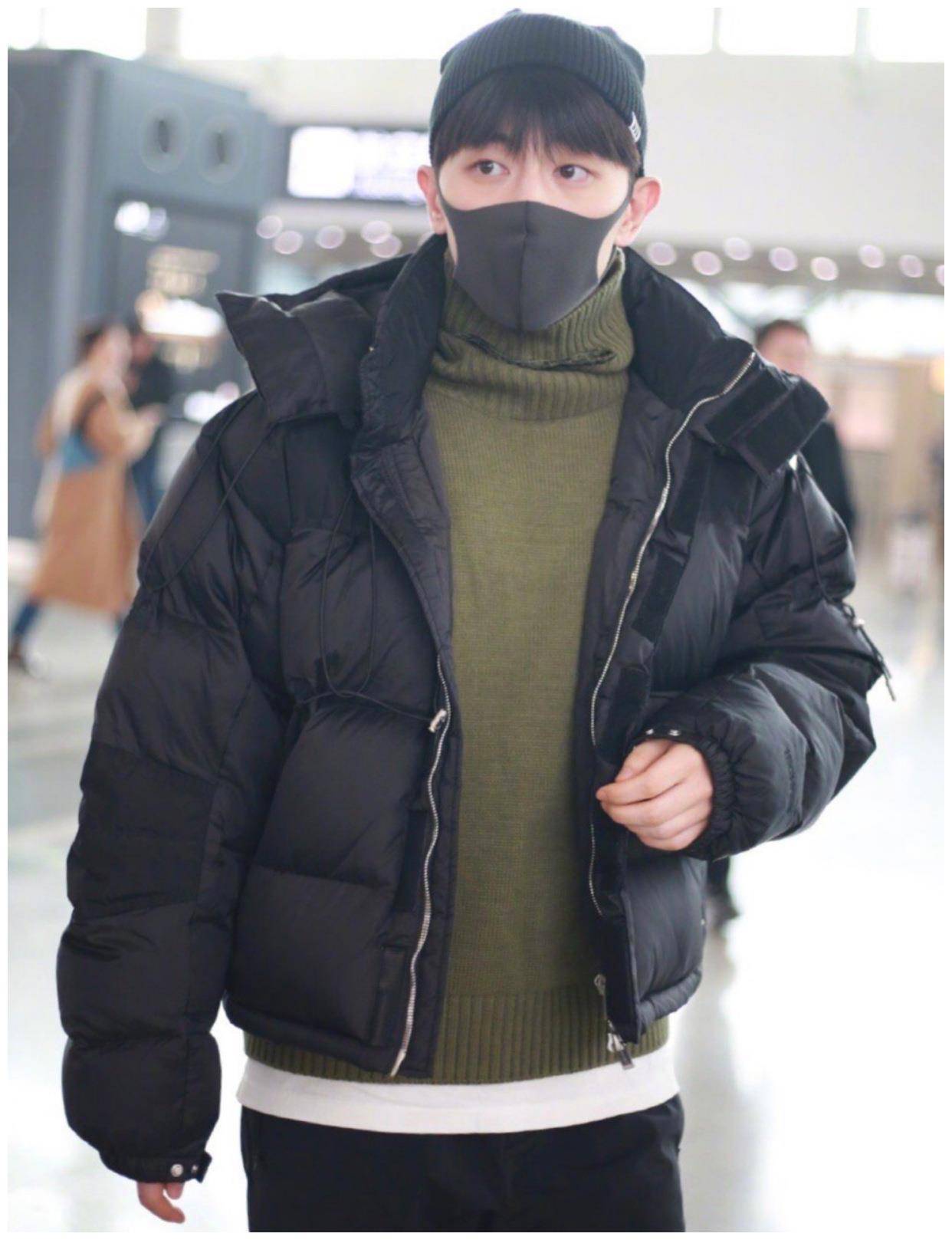 原创邓伦走机场穿橄榄绿毛衣搭短款羽绒服儒雅帅气又乖巧