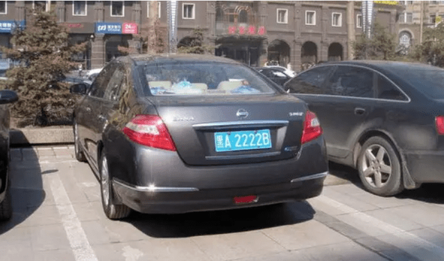 女子摇到0000车牌朋友听到谐音建议放弃车主想法一样