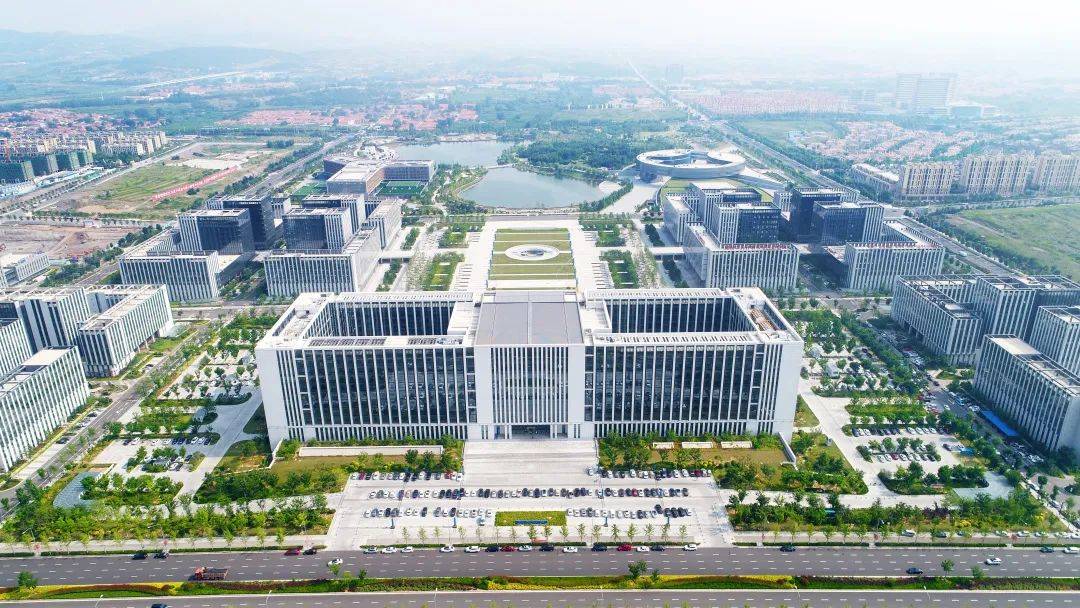 政务中心实景图即墨干道鹤山路,创智中轴长广路交汇,成就即墨出脉