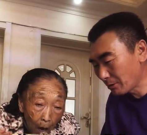 原創85歲馬玉琴喂李玉成吃麵條男方一臉嫌棄不肯張嘴網友噁心