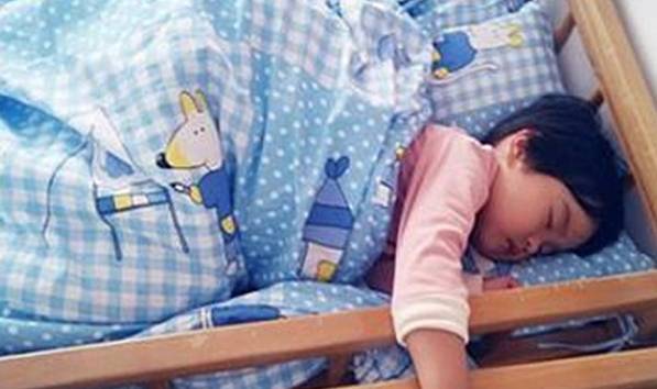 宝宝什么时候分床睡？育儿专家告诉你，“3岁分床”影响不小