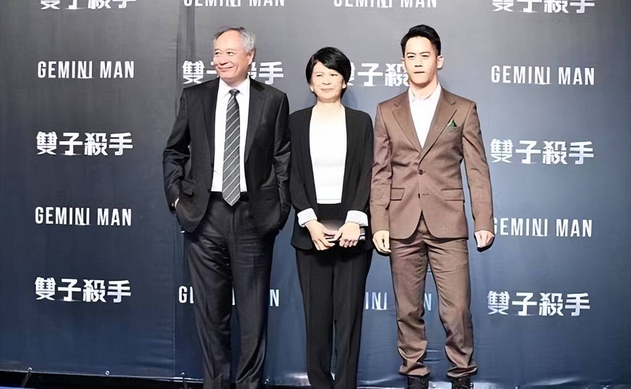 原创大导演李安与妻儿同台左拥右抱显得意仿佛在炫耀春风得意