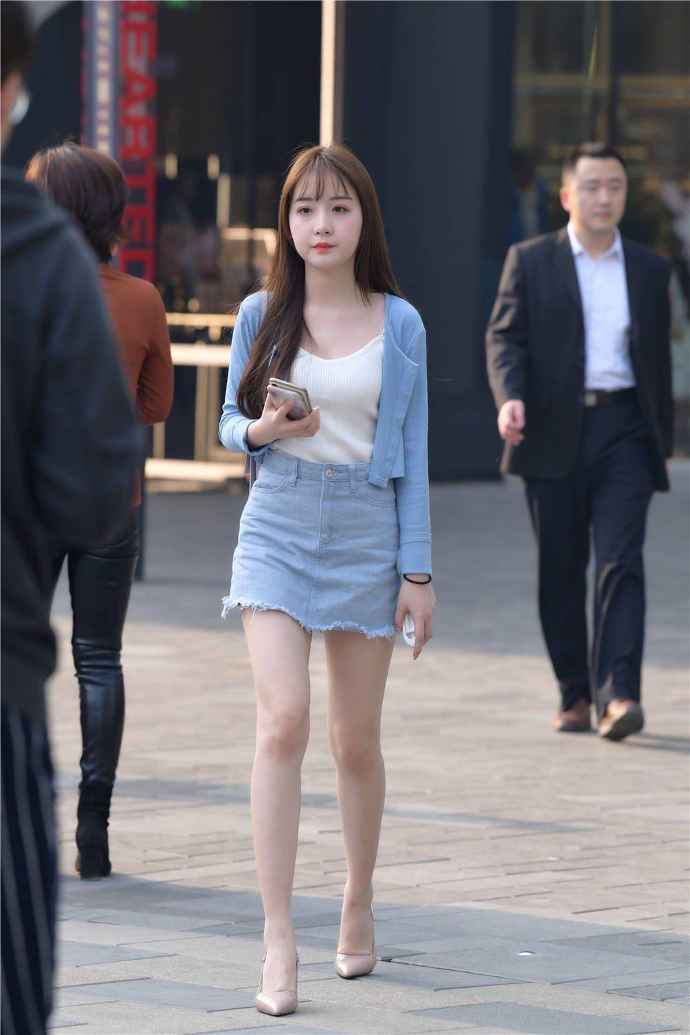 毛边的牛仔筒裙,搭配裸色尖头细跟凉鞋,10公分的细跟更精致_美女_显得