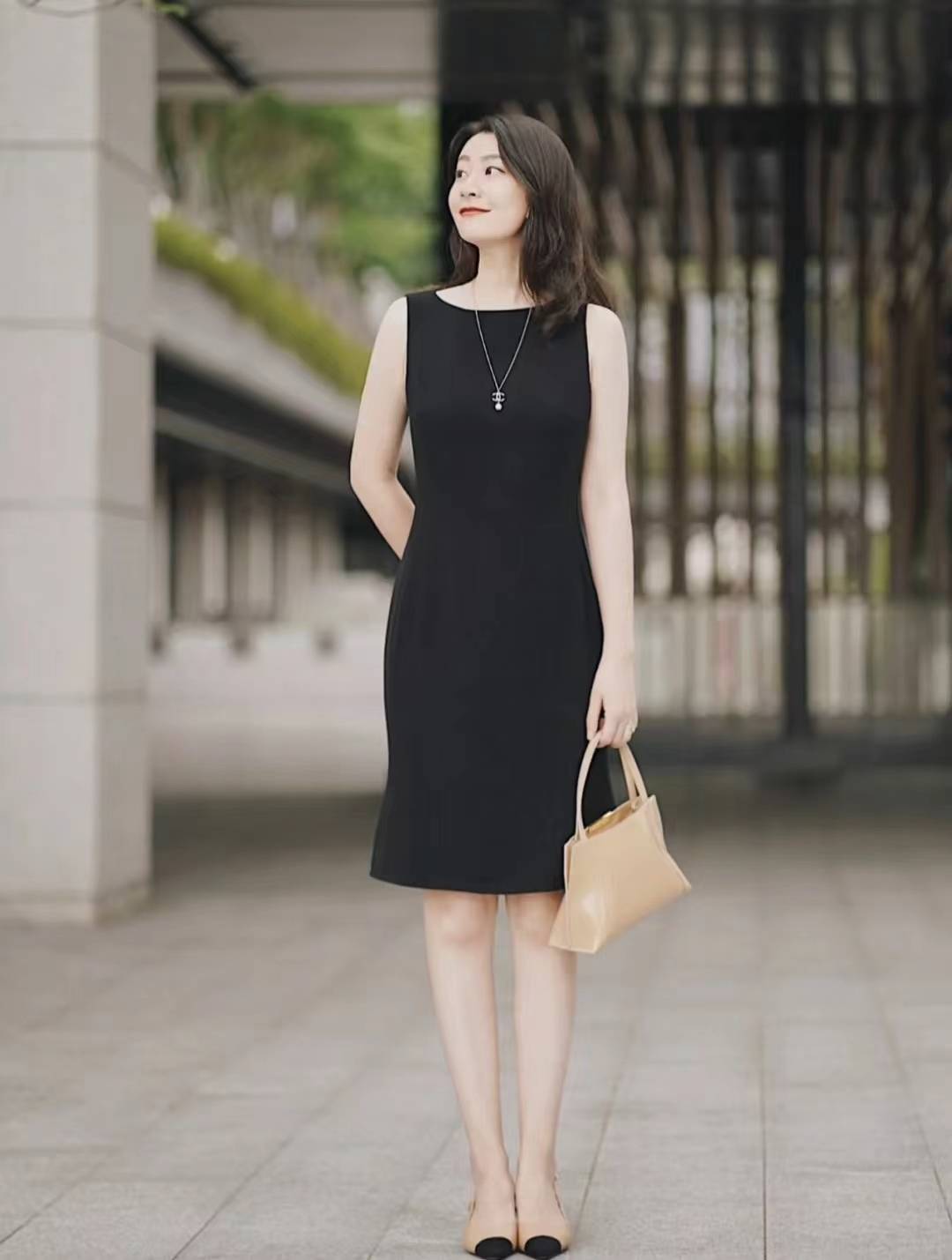 小黑裙搭配什么颜色的鞋子好看