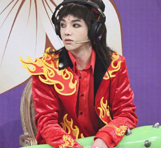 原创有种整容叫华晨宇cos哪吒一脸浓妆配红色战甲颜值依旧在线