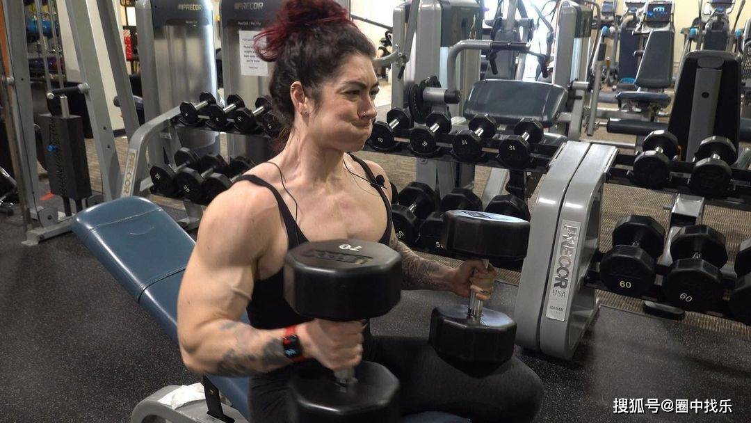 于是,意识到这一点的她开始向健身房中经验丰富的训练者寻求建议并