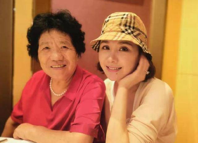 原创程莉莎晒与老公亲密照婚姻13年相敬如宾儿子颜值避开父母优点