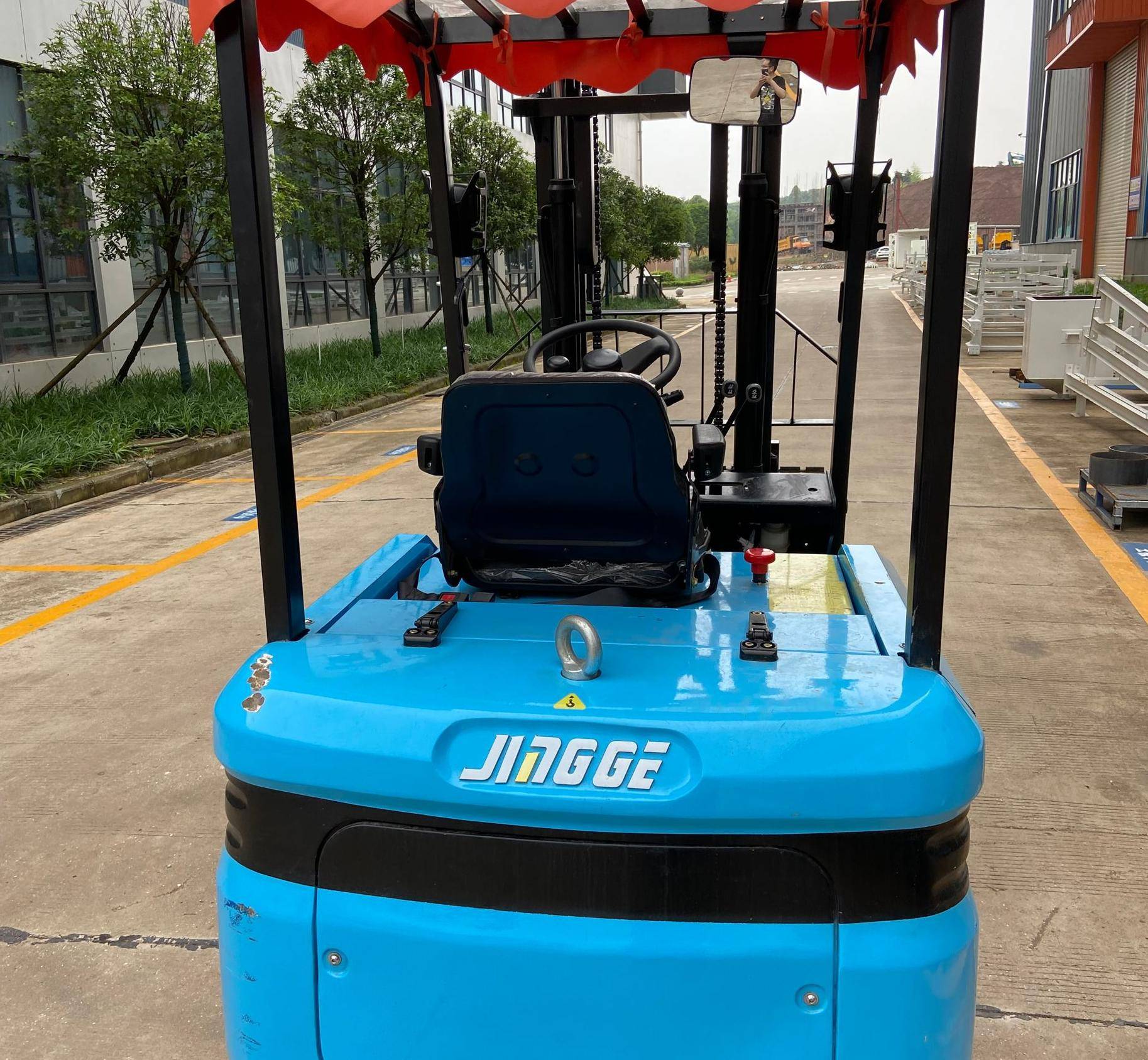 驱动叉车高,因此有利于节约能源和减少二氧化碳的排量,使电动叉车的