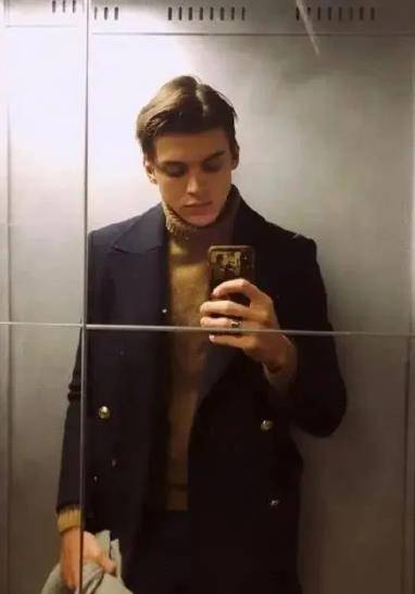 钟楚曦与俄罗斯男友的酒店亲密照曝光她还跟李现谈过恋爱