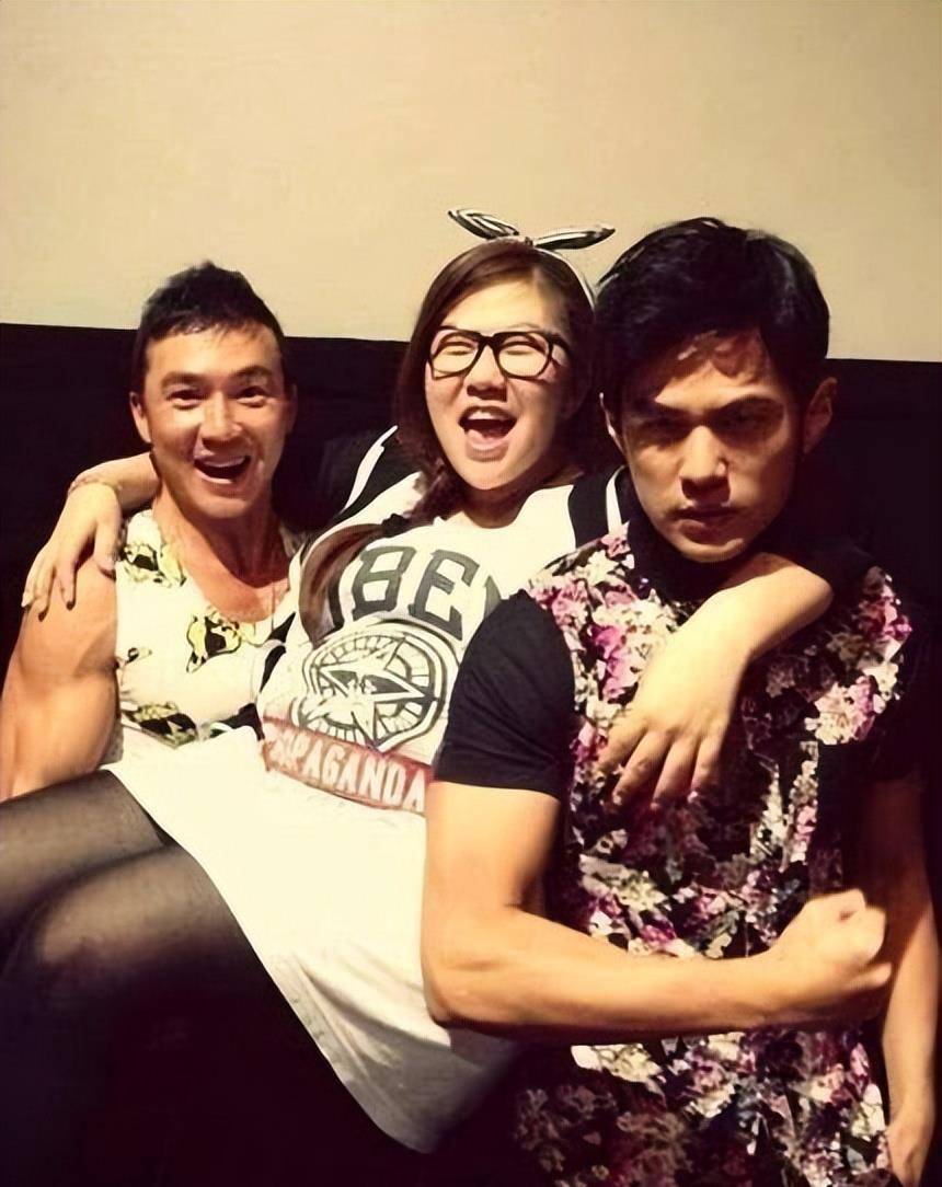 原创追着周杰伦打拒绝周杰伦买饮料还态度强硬助理王大妮太狂野