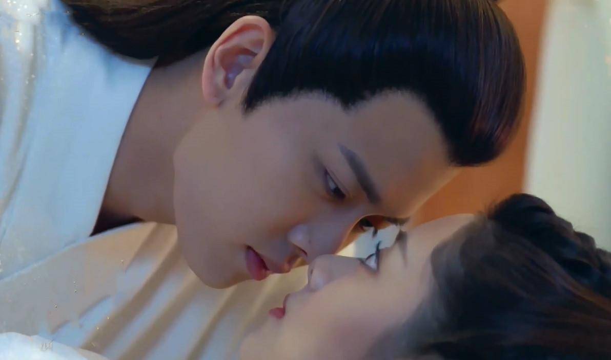 锦衣之下谭松韵撞任嘉伦怀中他顺势推倒床榻狂吻做我妻子