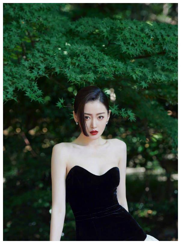 张天爱这身材女星里罕见黑色抹胸连衣裙性感优雅超有女人味