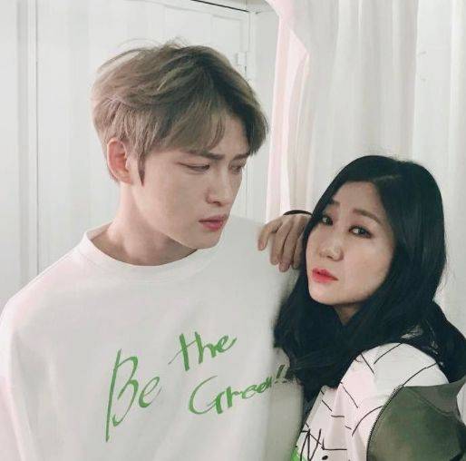 3岁被亲妈抛弃,养父家8个姐姐宠着他,成名后亲生父母却找上门_金在中