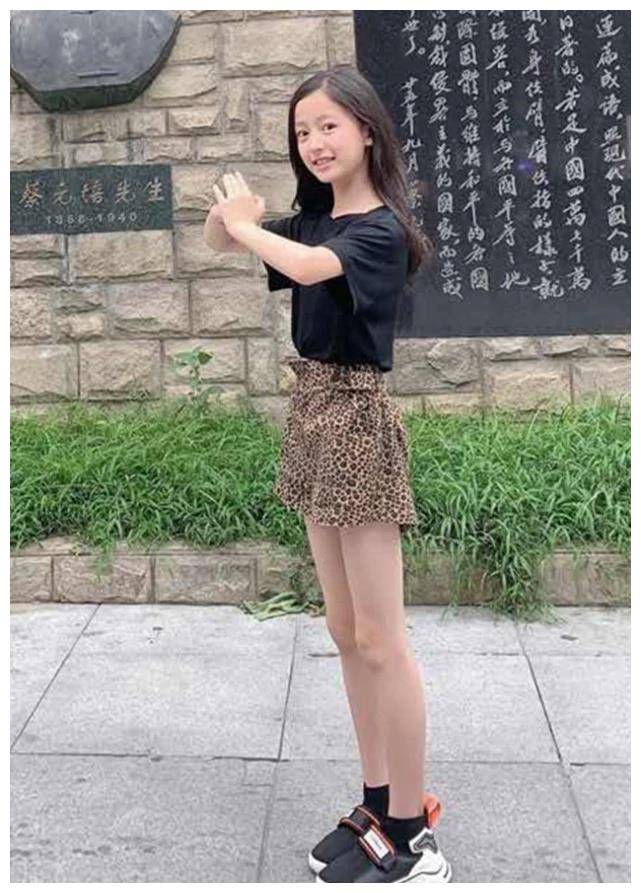 原创最美童模裴佳欣才10岁就对豹纹裙下手凹出鱿鱼腿特长