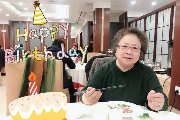 后来,老伴走后,李明珠在他墓碑上刻着:"我最爱的人,愿你在天堂快乐".