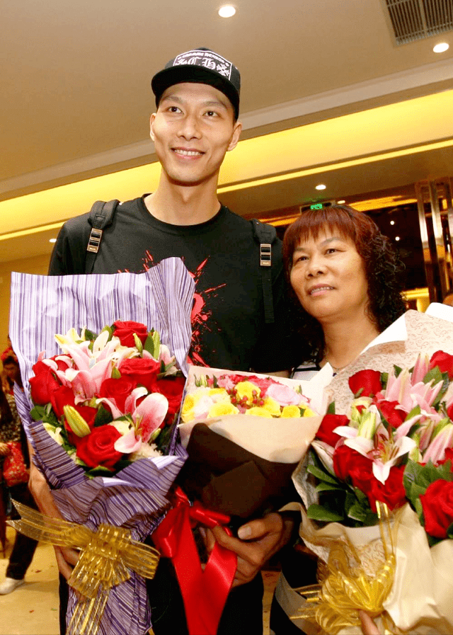 篮球名将易建联:父亲的6双球鞋让他泪目,娶名模妻子生两个儿子_易景流