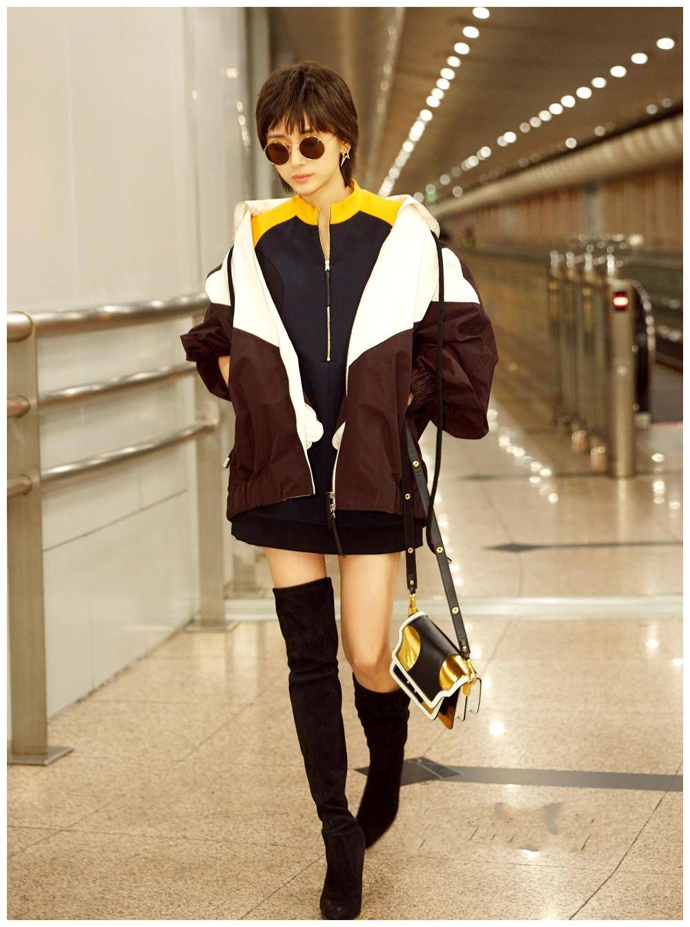 瞧瞧王子文的"过膝靴"穿搭,时髦显腿长_黑色_卫衣_运动鞋