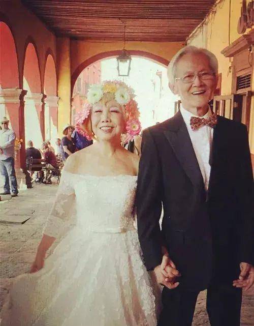 可是她越老越美丽,任何见到她的人都无法把她与"老太太"这样的字眼