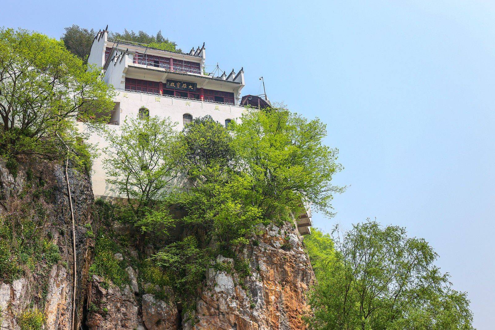安徽长江中有座神秘的山，山中镶嵌一座寺，是历代兵家必争之地