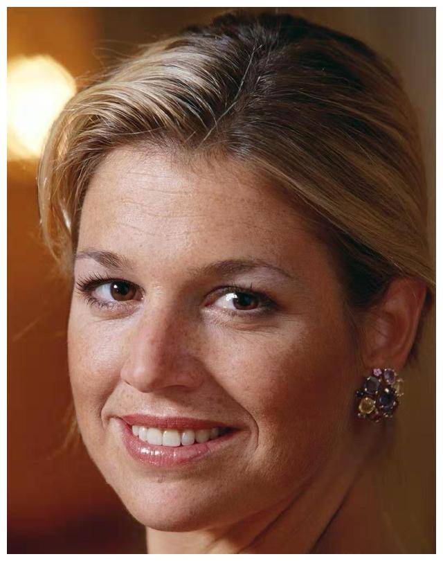 48岁荷兰王后比凯特会穿!浮夸亮片裙好闪耀,太紧身小肚腩凸出啦